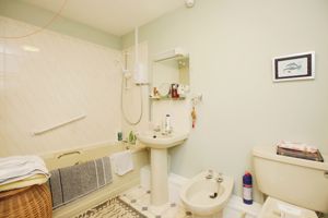 EN-SUITE BATHROOM- click for photo gallery